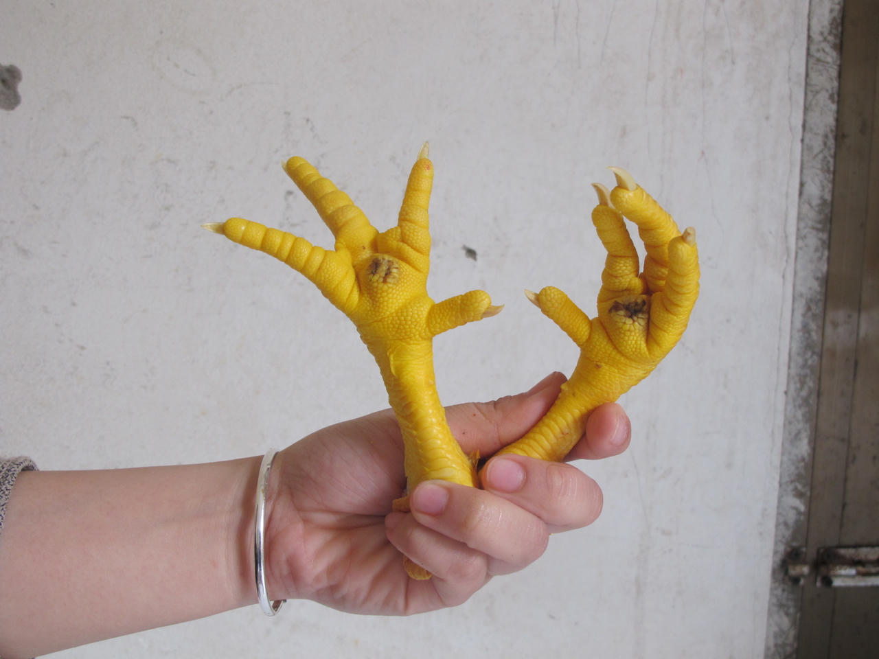 Tiểu thương “bật mí” thủ thuật  “phù phép” chân gà 