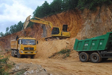 Hà Tĩnh: Ồ ạt khai thác đất thổ phỉ làm đường 8A