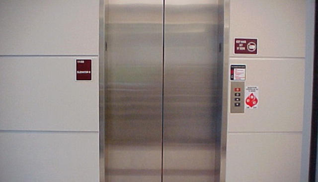 Dân chung cư “sợ vỡ mật” vì thang máy