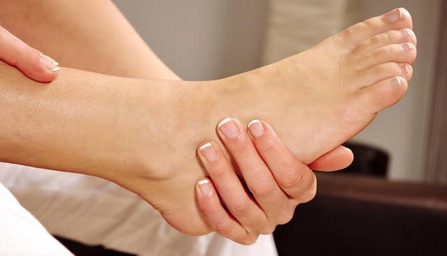 Chuyển mùa, đề phòng bệnh khớp tàn phá cơ thể