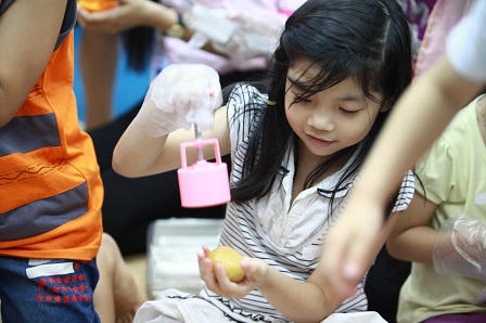 Trẻ em hào hứng với chương trình “Vui Tiếng Anh – Tranh tài làm bánh“