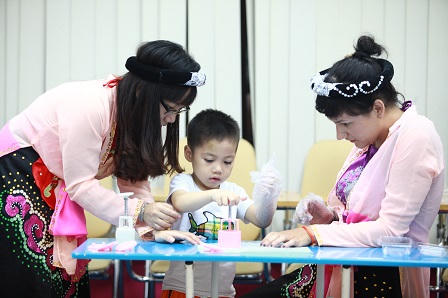 Trẻ em hào hứng với chương trình “Vui Tiếng Anh – Tranh tài làm bánh“