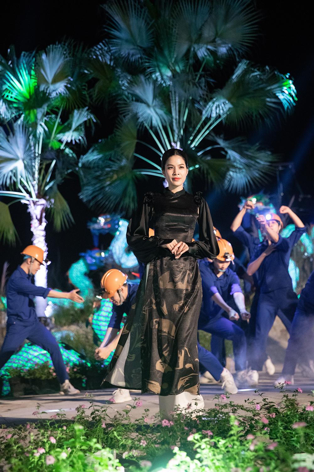 Cảnh sinh hoạt miền biển Quảng Ninh được khéo léo tái hiện trên sân khấu thời trang