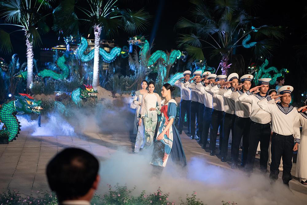 Cảnh sinh hoạt miền biển Quảng Ninh được khéo léo tái hiện trên sân khấu thời trang