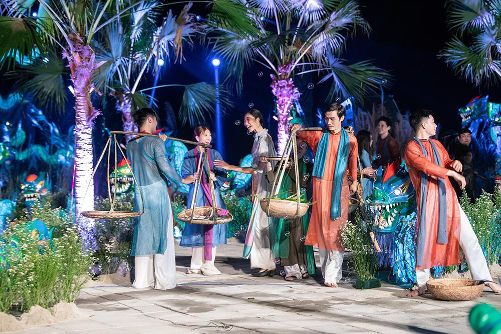 Cảnh sinh hoạt miền biển Quảng Ninh được khéo léo tái hiện trên sân khấu thời trang