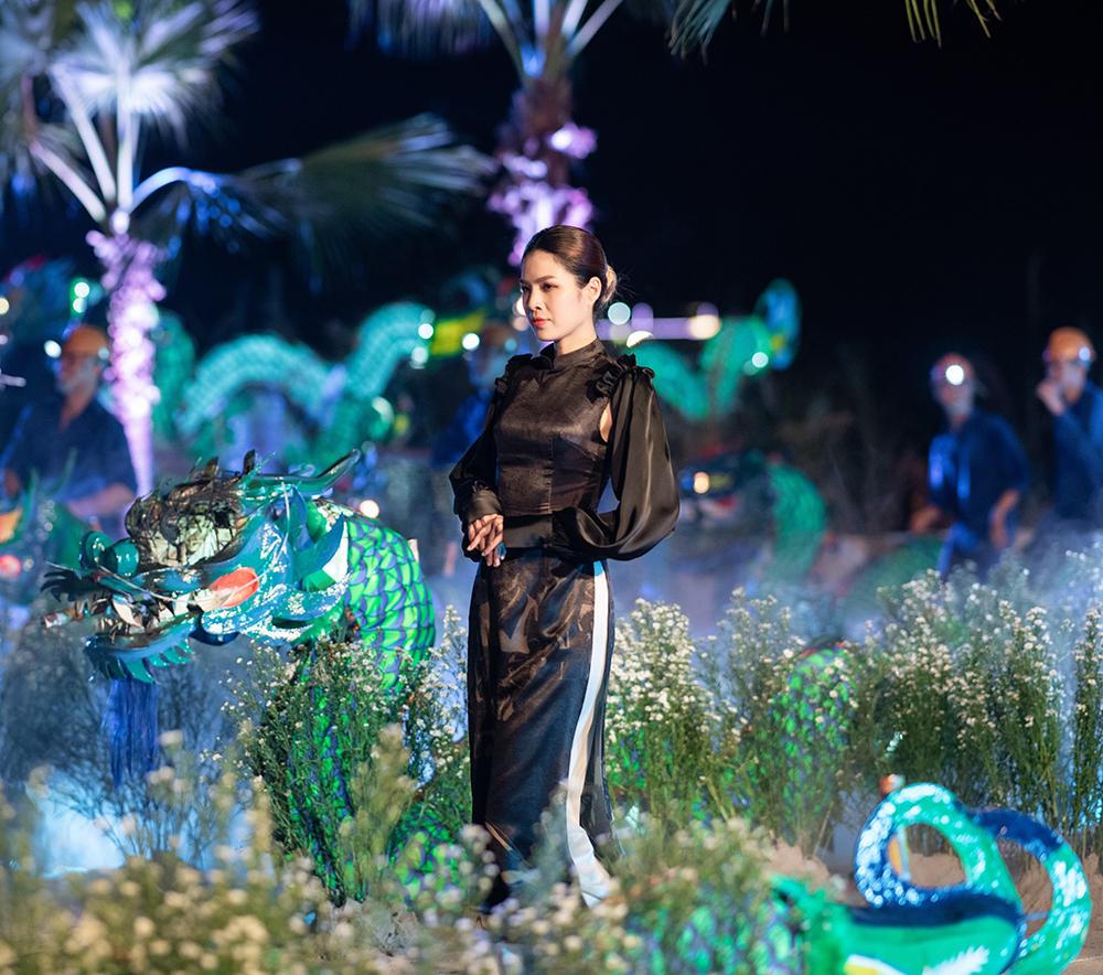 Cảnh sinh hoạt miền biển Quảng Ninh được khéo léo tái hiện trên sân khấu thời trang