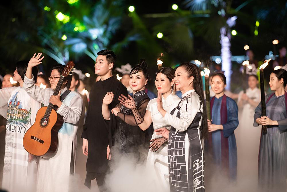 Cảnh sinh hoạt miền biển Quảng Ninh được khéo léo tái hiện trên sân khấu thời trang