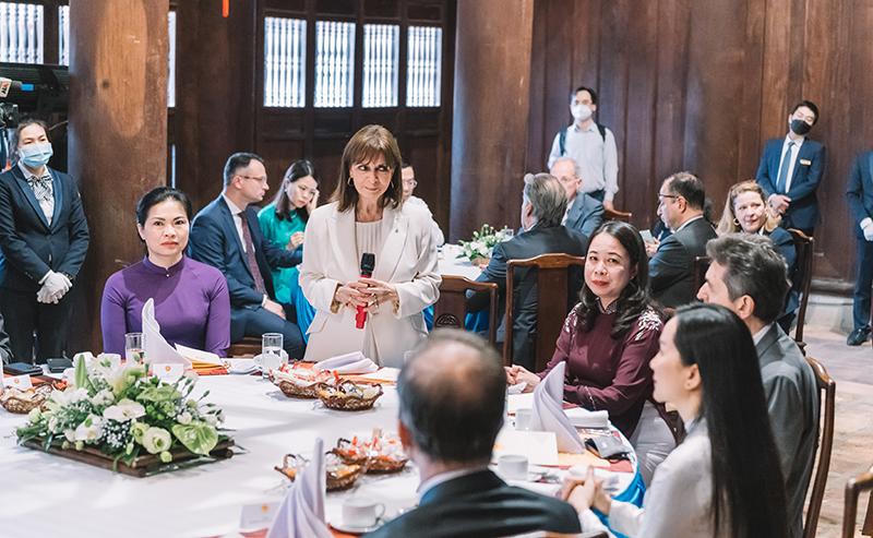 Trình diễn BST áo dài của NTK Cao Minh Tiến trong buổi tiệc trà tiếp Tổng thống Hy Lạp