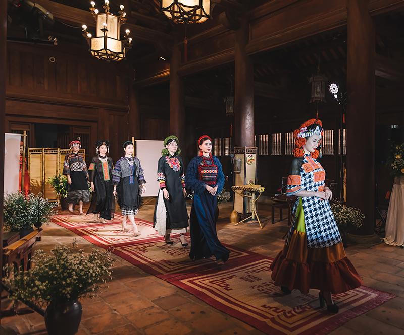 Trình diễn BST áo dài của NTK Cao Minh Tiến trong buổi tiệc trà tiếp Tổng thống Hy Lạp