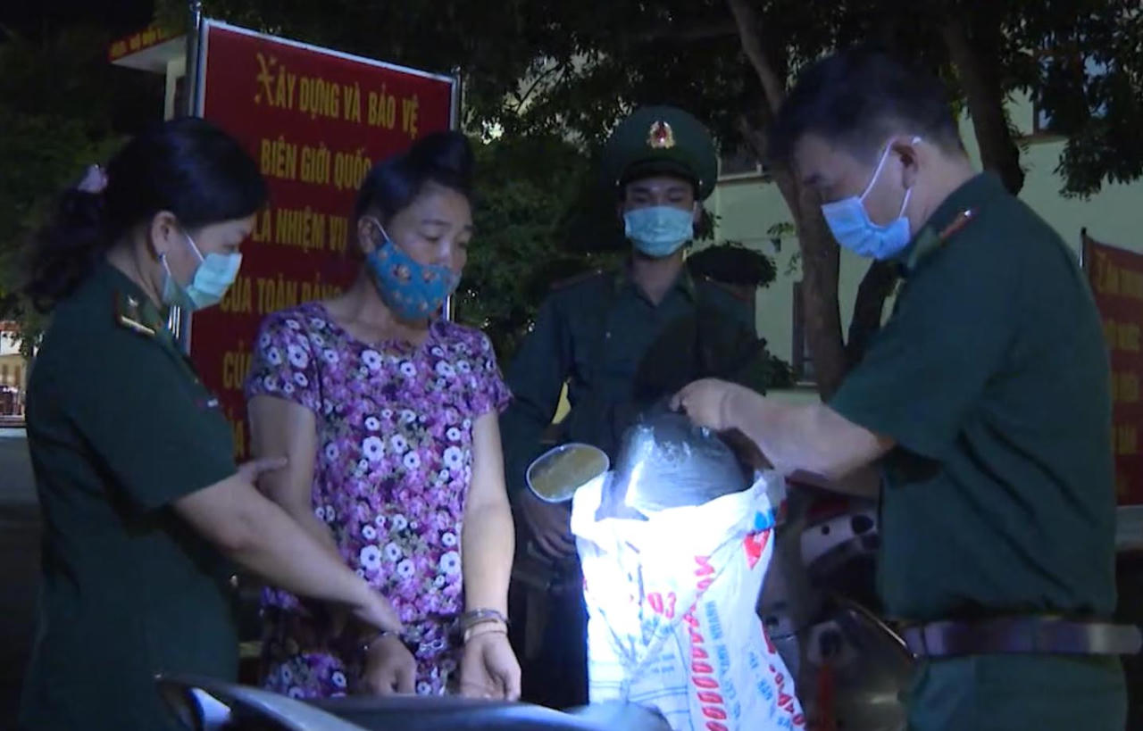 Bắt giữ đối tượng giấu 12.000 viên ma túy trong bao gạo