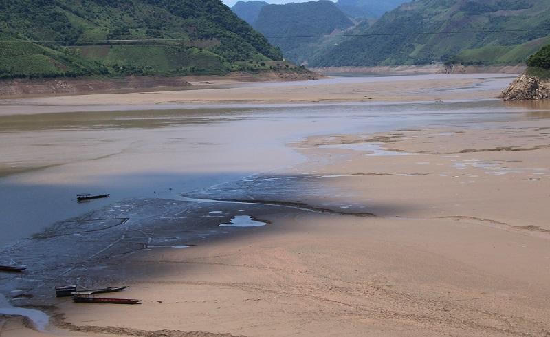 Bắt cá sặc bùn trên sông Đà mùa nước cạn