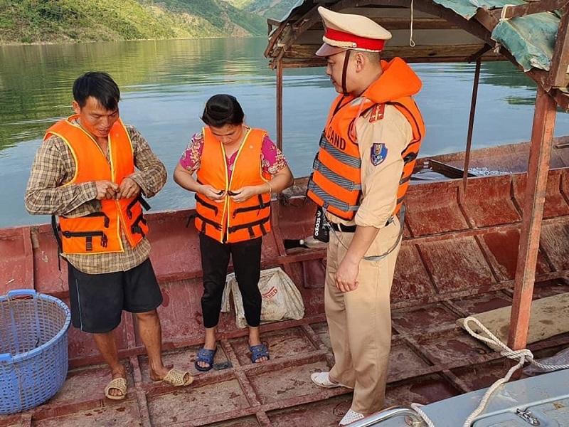 Quyết tâm giữ vững trật tự, an toàn giao thông trên sông Đà