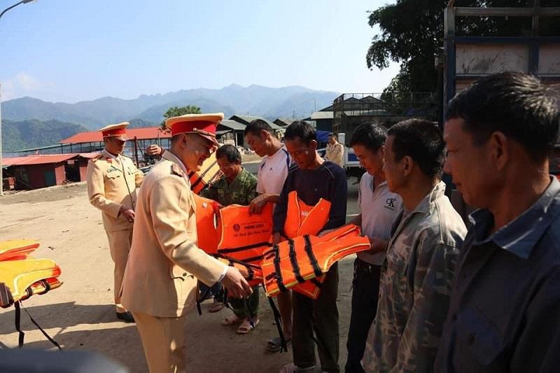 Quyết tâm giữ vững trật tự, an toàn giao thông trên sông Đà