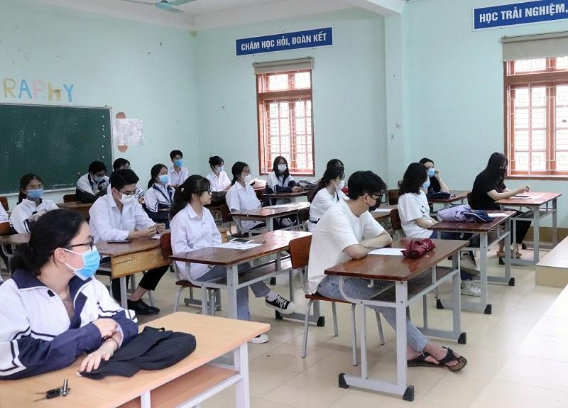 Thí sinh mang khẩu trang, kính chống giọt bắn làm thủ tục dự thi tốt nghiệp THPT