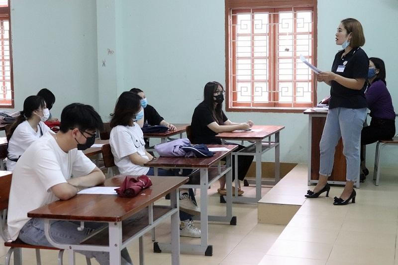 Thí sinh ở Sơn La đội mưa đi làm thủ tục dự thi tốt nghiệp THPT