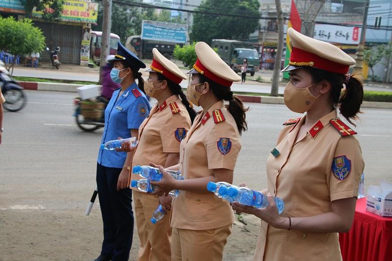 Hình ảnh cảnh sát giao thông Sơn La phát nước miễn phí cho thí sinh