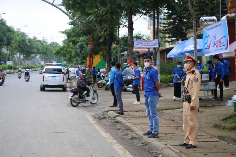Hình ảnh cảnh sát giao thông Sơn La phát nước miễn phí cho thí sinh