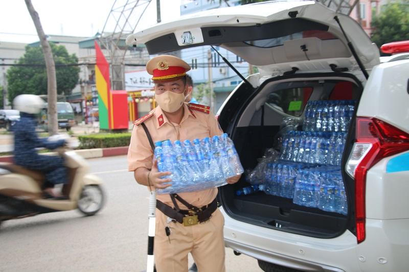 Hình ảnh cảnh sát giao thông Sơn La phát nước miễn phí cho thí sinh