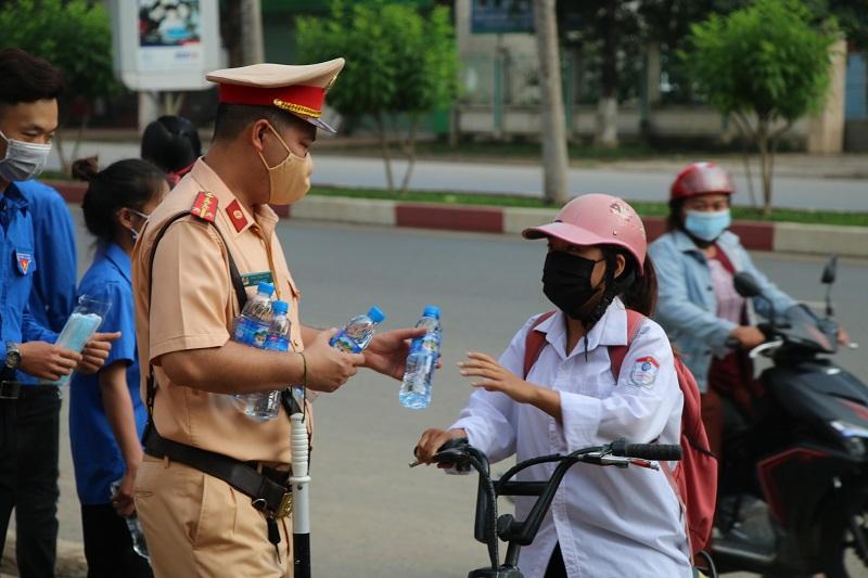 Hình ảnh cảnh sát giao thông Sơn La phát nước miễn phí cho thí sinh