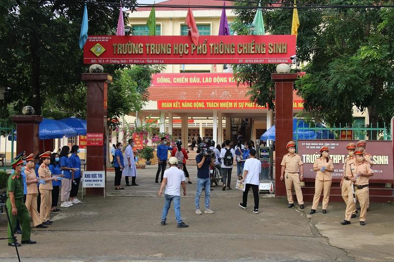 Hình ảnh cảnh sát giao thông Sơn La phát nước miễn phí cho thí sinh