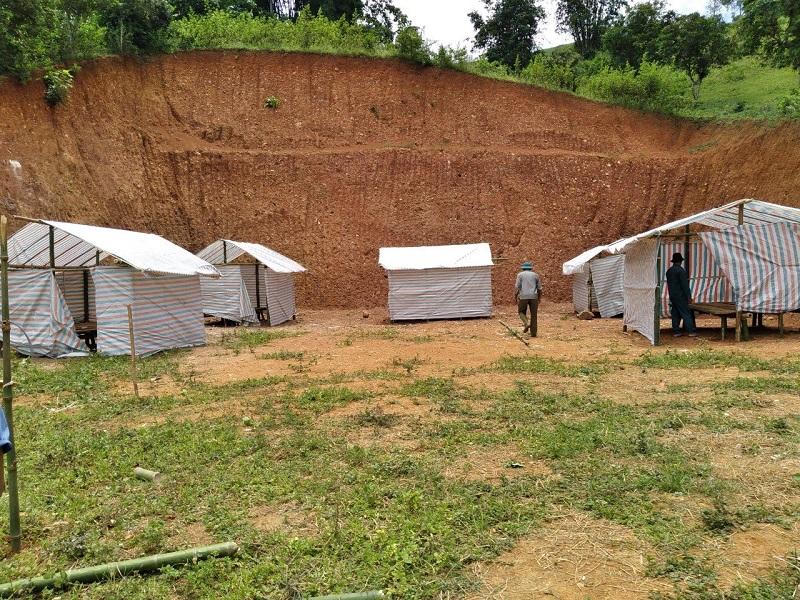 Dựng nhà bạt, lán tre để người từ vùng dịch trở về cách ly