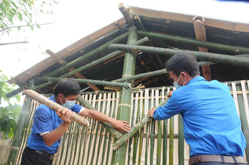 Dựng nhà bạt, lán tre để người từ vùng dịch trở về cách ly