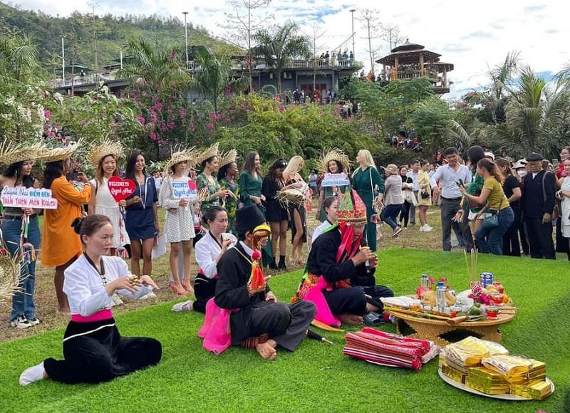 Hình ảnh đẹp Hoa hậu Du lịch thế giới trải nghiệm tại Quỳnh Nhai