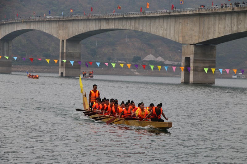 Tưng bừng Lễ hội đua thuyền đầu xuân ở Quỳnh Nhai