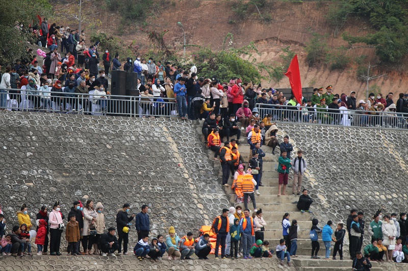 Tưng bừng Lễ hội đua thuyền đầu xuân ở Quỳnh Nhai