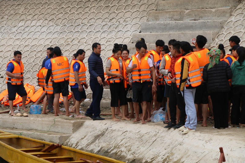Tưng bừng Lễ hội đua thuyền đầu xuân ở Quỳnh Nhai