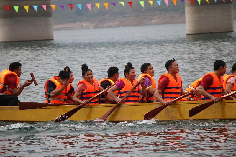 Tưng bừng Lễ hội đua thuyền đầu xuân ở Quỳnh Nhai