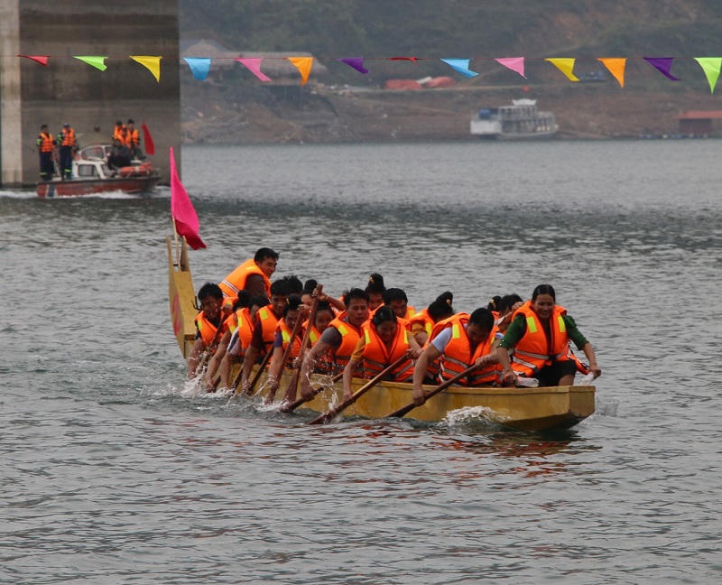 Tưng bừng Lễ hội đua thuyền đầu xuân ở Quỳnh Nhai