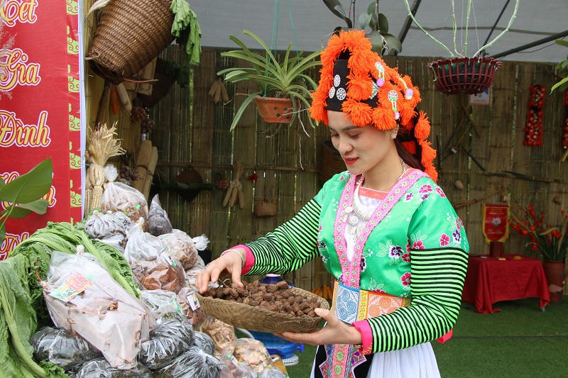 Rực rỡ sắc màu văn hoá bên sông Đà