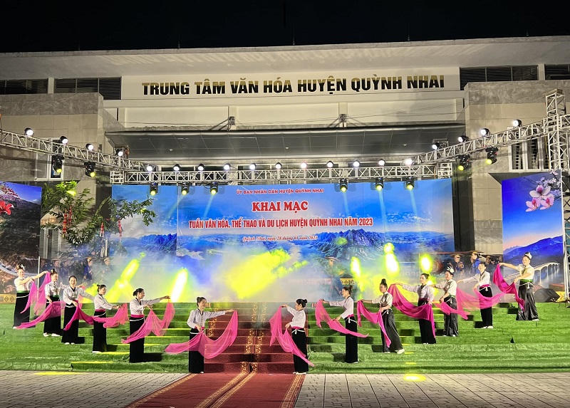 Rực rỡ sắc màu văn hoá bên sông Đà