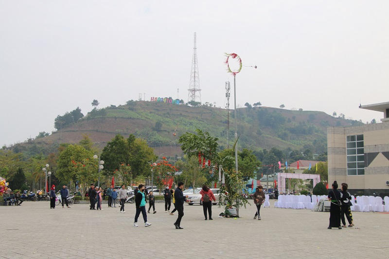 Rực rỡ sắc màu văn hoá bên sông Đà