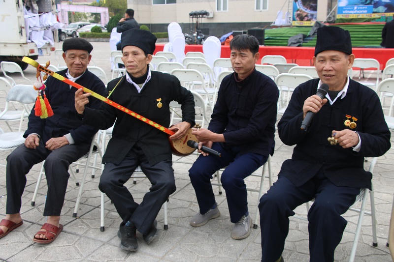 Rực rỡ sắc màu văn hoá bên sông Đà