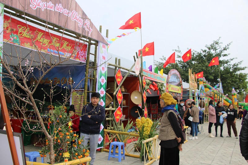 Rực rỡ sắc màu văn hoá bên sông Đà