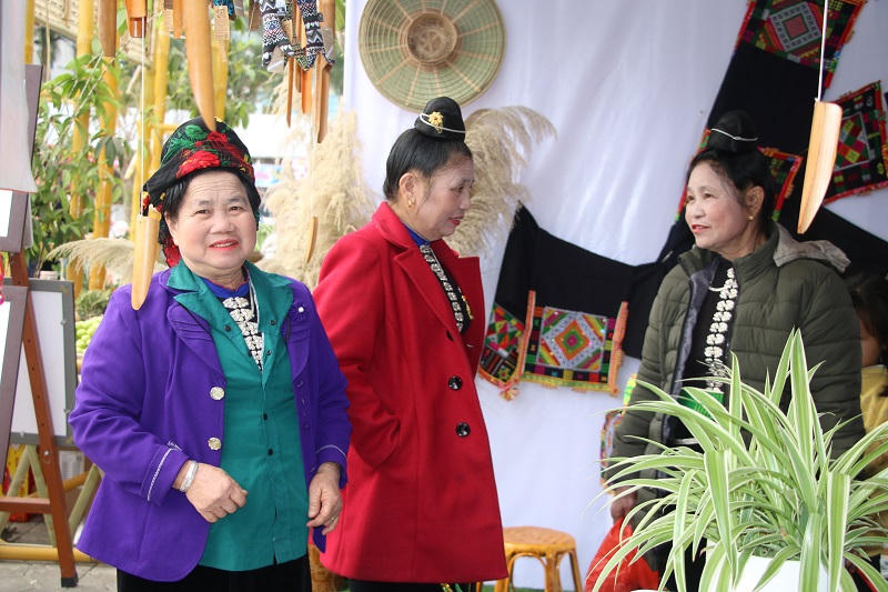 Rực rỡ sắc màu văn hoá bên sông Đà