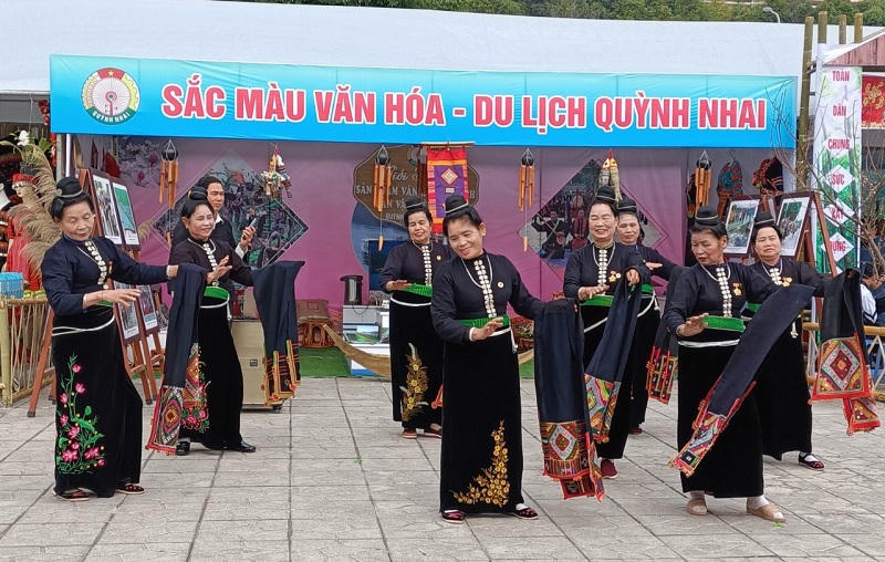 Rực rỡ sắc màu văn hoá bên sông Đà