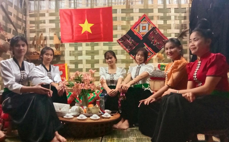 Rực rỡ sắc màu văn hoá bên sông Đà