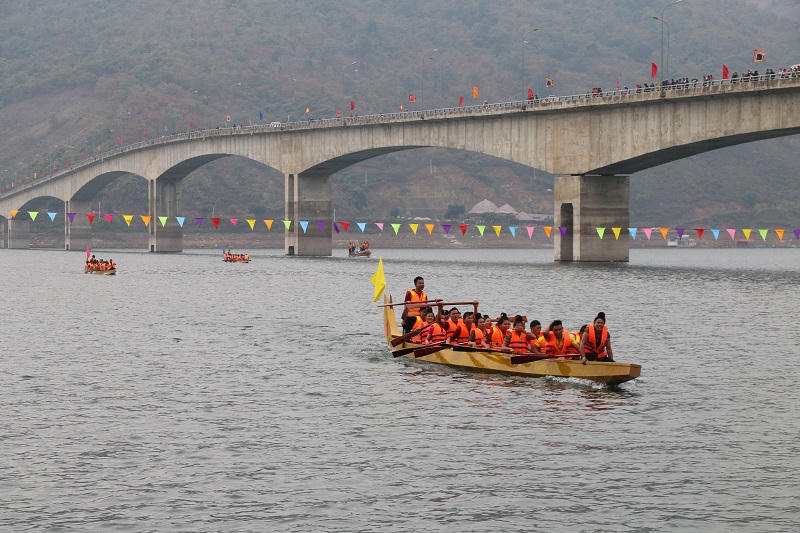Rực rỡ sắc màu văn hoá bên sông Đà