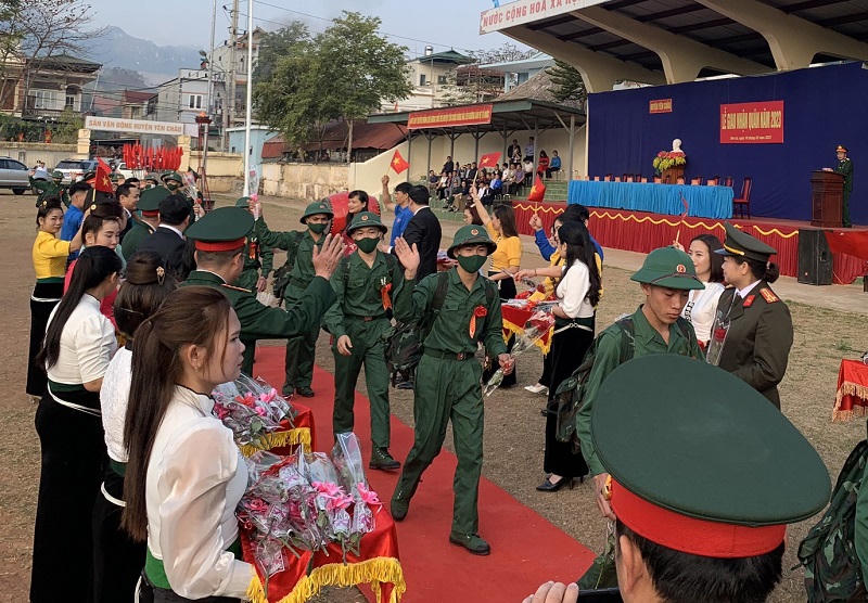 Thanh niên từ miền núi phía Bắc đến vùng biển phía Nam nô nức nhập ngũ