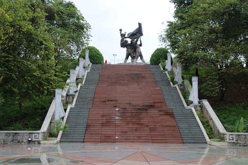 Hoa ban bắt đầu nở trắng rừng ở Điện Biên