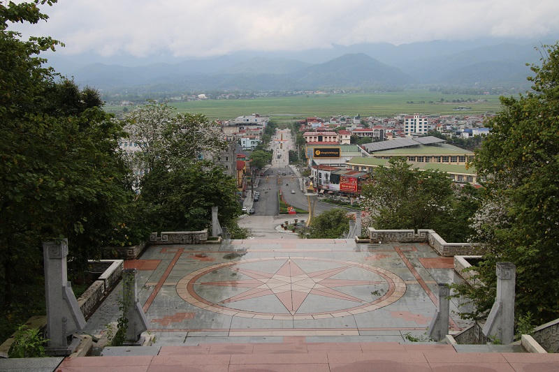 Hoa ban bắt đầu nở trắng rừng ở Điện Biên