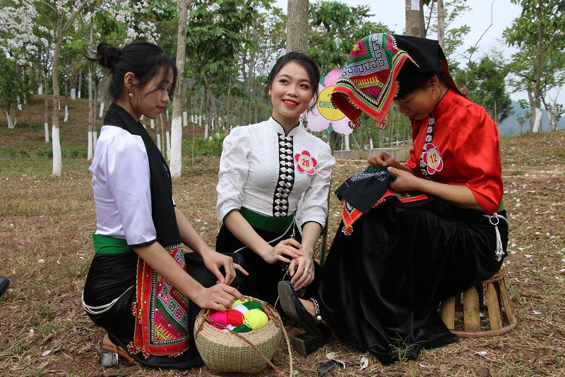 Ngắm những thiếu nữ “xinh như mộng” giữa hội hoa ban Sơn La