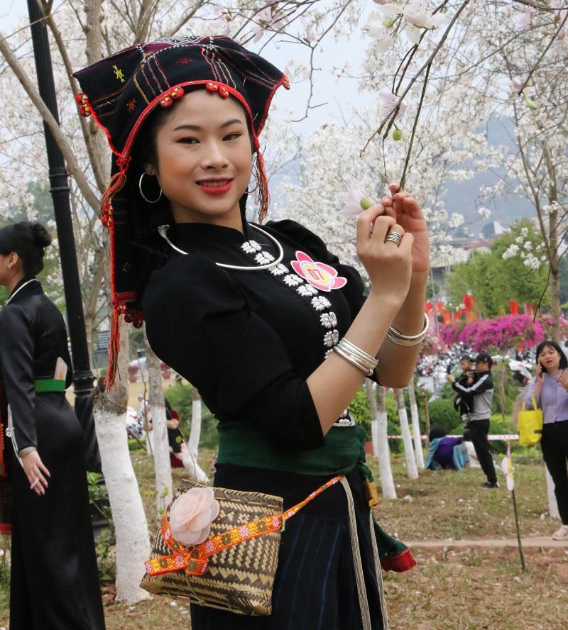 Ngắm những thiếu nữ “xinh như mộng” giữa hội hoa ban Sơn La