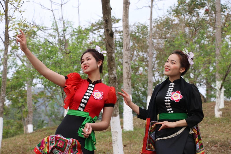 Ngắm những thiếu nữ “xinh như mộng” giữa hội hoa ban Sơn La