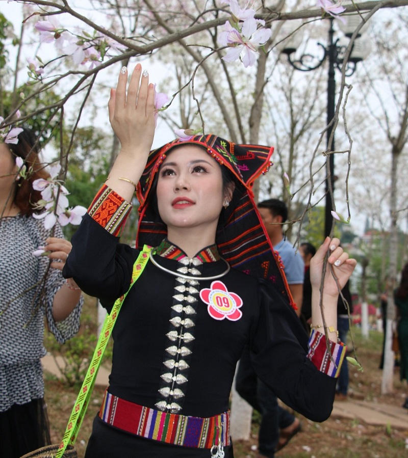 Ngắm những thiếu nữ “xinh như mộng” giữa hội hoa ban Sơn La