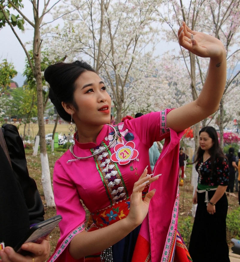 Ngắm những thiếu nữ “xinh như mộng” giữa hội hoa ban Sơn La