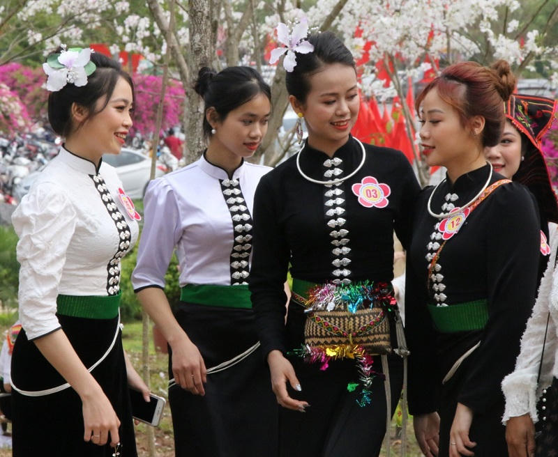 Ngắm những thiếu nữ “xinh như mộng” giữa hội hoa ban Sơn La
